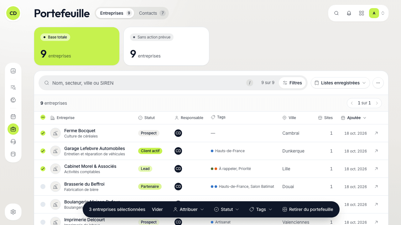 The portfolio with three companies ticked and the floating bottom bar: the number selected, « Vider », « Attribuer », « Statut », « Tags » and « Retirer du portefeuille ».