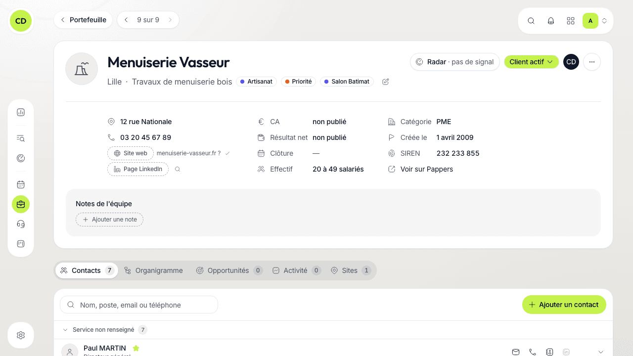 La fiche d'une entreprise : en-tête avec logo, nom, statut et responsable, coordonnées et chiffres clés, puis les onglets Contacts, Organigramme, Opportunités, Activité et Sites.